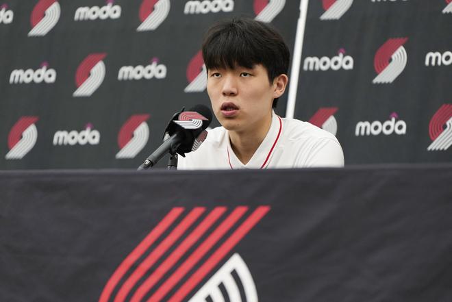 杨瀚森谈英文水平：还是得靠猜，但训练中基本